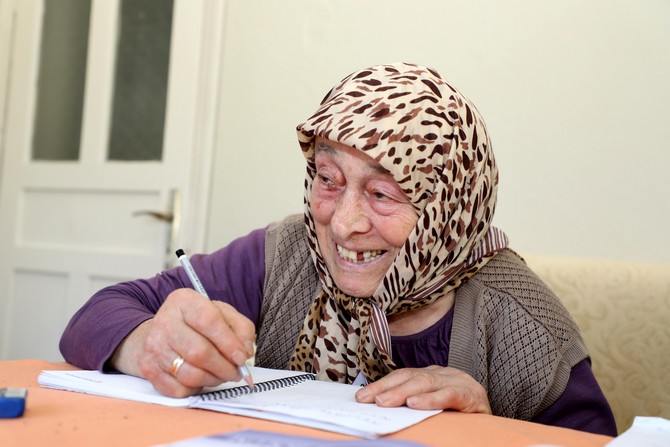 82-yasindaki-necmiye-gunaydin,-cumhurbaskani-recep-tayyip-erdogan-ve-esi-emine-erdoganin-baslattigi-okuma-yazma-seferberligine-katilarak,-evine-gelen-okutmanin-yardimiyla-hayalini-kurdugu-okuma-yazmayi-ogreni-(3).jpg