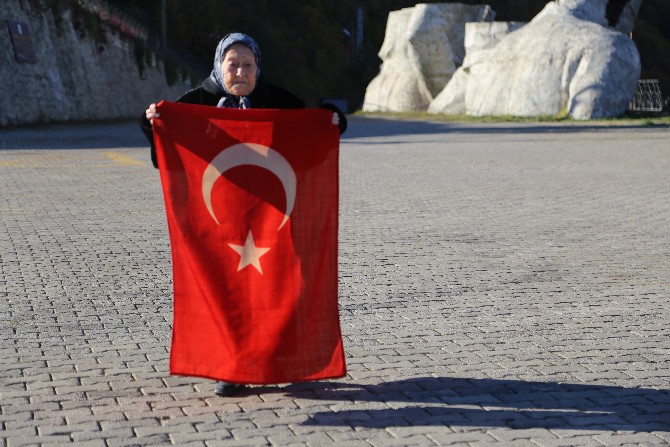 96-yasindaki-erzade-nine,-atatepe’de-saygi-durusunda-bulundu-(4).jpg