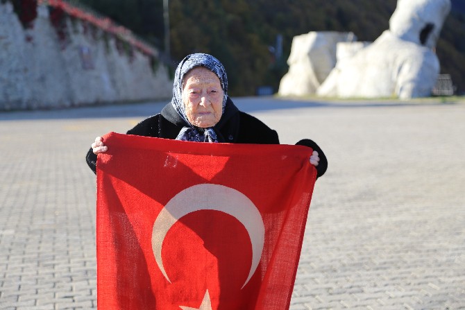 96-yasindaki-erzade-nine,-atatepe’de-saygi-durusunda-bulundu-(5).jpg