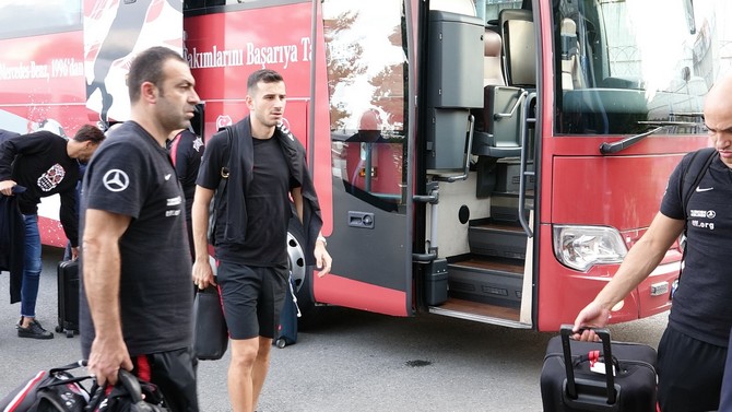 a-milli-futbol-takimi,-uefa-uluslar-b-ligi-2.-grupta-rusya-ile-14-ekim-pazar-gunu-deplasmanda-oynayacagi-mac-icin-rizeden-karayolu-ile-trabzona-gitti-(12).jpg