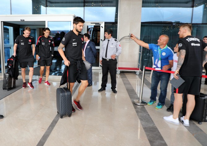 a-milli-futbol-takimi,-uefa-uluslar-b-ligi-2.-grupta-rusya-ile-14-ekim-pazar-gunu-deplasmanda-oynayacagi-mac-icin-rizeden-karayolu-ile-trabzona-gitti-(6).jpg