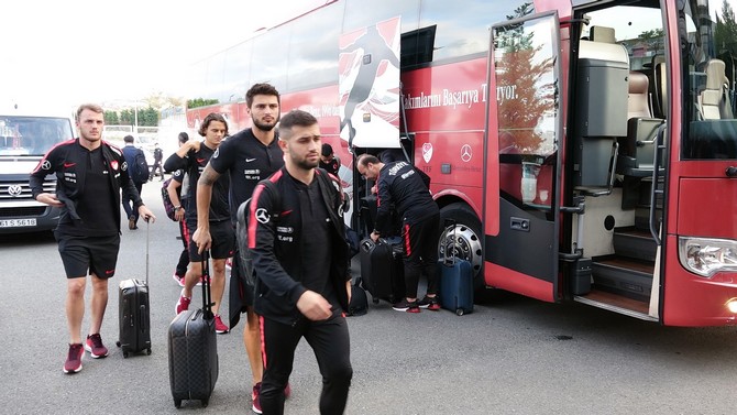 a-milli-futbol-takimi,-uefa-uluslar-b-ligi-2.-grupta-rusya-ile-14-ekim-pazar-gunu-deplasmanda-oynayacagi-mac-icin-rizeden-karayolu-ile-trabzona-gitti-(7).jpg