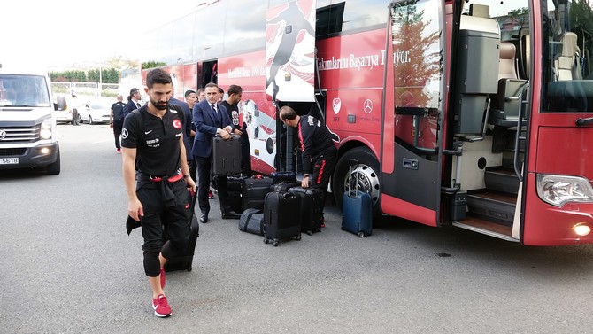 a-milli-futbol-takimi,-uefa-uluslar-b-ligi-2.-grupta-rusya-ile-14-ekim-pazar-gunu-deplasmanda-oynayacagi-mac-icin-rizeden-karayolu-ile-trabzona-gitti-(8).jpg