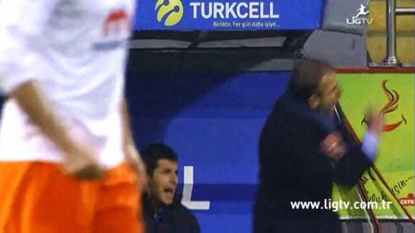 abdullah-avci-rizespor-taraftarlarina-hareket-cekti-1.jpg abdullah-avci-rizespor-taraftarlarina-hareket-cekti-1.jpg