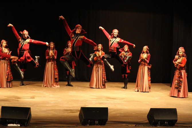 acara-devlet-halk-danslari-toplulugu-ve-devlet-korosu-rteude-gosteri-duzenledi-(10).jpg