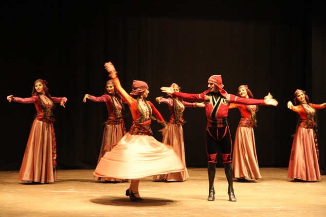 acara-devlet-halk-danslari-toplulugu-ve-devlet-korosu-rteude-gosteri-duzenledi-(6).jpg