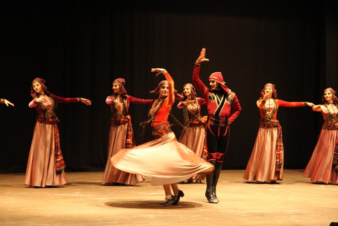 acara-devlet-halk-danslari-toplulugu-ve-devlet-korosu-rteude-gosteri-duzenledi-(7).jpg