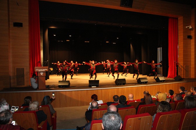 acara-devlet-halk-danslari-toplulugu-ve-devlet-korosu-rteude-gosteri-duzenledi-(8).jpg