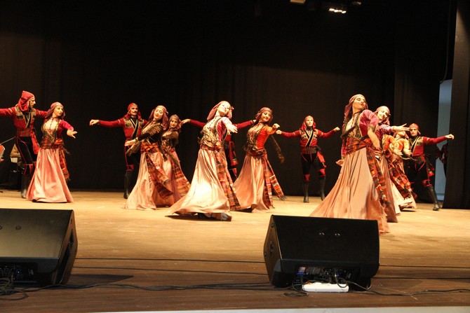 acara-devlet-halk-danslari-toplulugu-ve-devlet-korosu-rteude-gosteri-duzenledi-(9).jpg