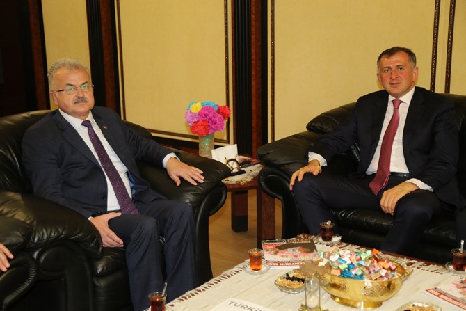 acara-ozerk-cumhuriyeti-baskani-pataradze,-rize-belediye-baskani-resat-kasapi-ziyaret-etti-(5).jpg
