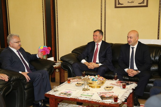 acara-ozerk-cumhuriyeti-baskani-pataradze,-rize-belediye-baskani-resat-kasapi-ziyaret-etti-(6).jpg