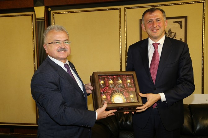 acara-ozerk-cumhuriyeti-baskani-pataradze,-rize-belediye-baskani-resat-kasapi-ziyaret-etti-(7).jpg