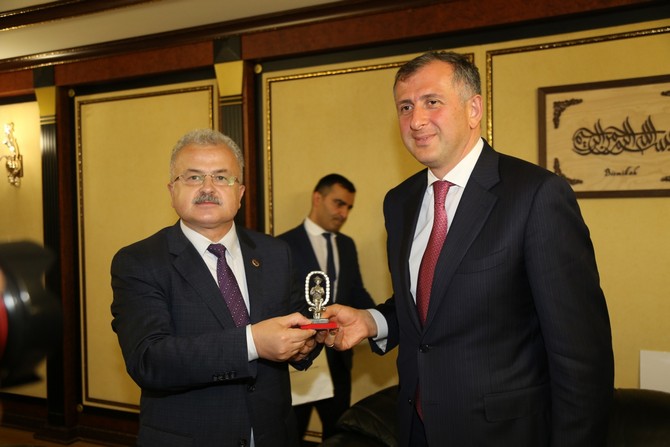 acara-ozerk-cumhuriyeti-baskani-pataradze,-rize-belediye-baskani-resat-kasapi-ziyaret-etti-(8).jpg
