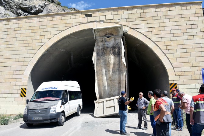 acik-unuttugu-dorsesi-ile-tunele-girmeye-kalkisinca-olanlar-oldu-(4).jpg