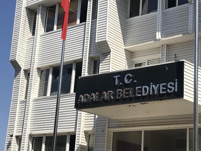 adalar-belediye-binasina-pompali-saldiri-(2).jpg