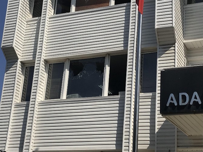 adalar-belediye-binasina-pompali-saldiri-(3).jpg