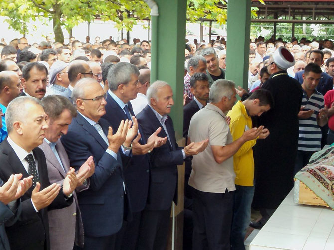 adalet-bakani-kenan-ipek-samsun’da-cenazeye-katildi1.jpg
