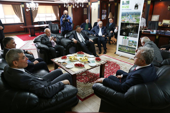 adalet-bakani-kenan-ipek-ve-cumhurbaskanligi-genel-sekreteri-fahri-kasirga,-rize-belediye-baskani-prof.-dr.-resat-kasap’i-belediye-baskanliginda-ziyaret-etti4.jpg