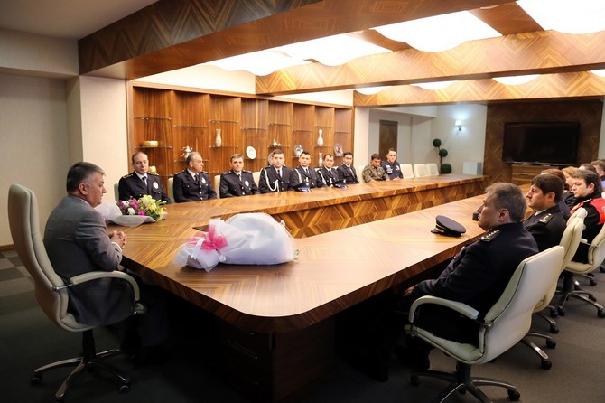 adem-cakici,-rize-polis-meslek-egitim-merkezi-ve-emniyet-personelinden-olusan-bir-heyetle-vali-ersin-yaziciyi-makaminda-ziyaret-etti-(3).jpg