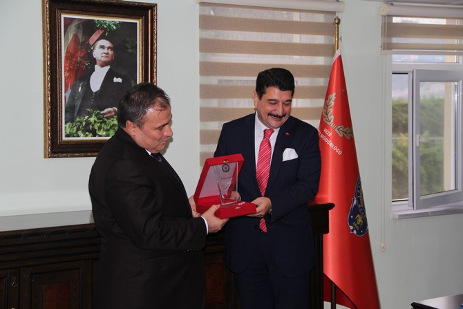 adem-cakici-sadettin-aksoy-rize-emniyetinde-devir-teslim.-cakici,-gorevi-aksoya-devretti-(15).jpg