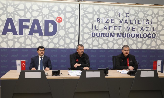 afet-ve-acil-durum-yonetimi-afad-baskani-yunus-sezer-gecen-yil-rizede-sel-ve-heyelan-yasanan-bolgelerde-incelemelerde-bulundu-3.jpg
