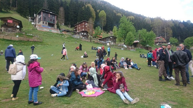 afrinli-cocuklar-rize’de-moral-depoladi-(4).jpg