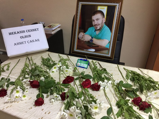 ahmet-cakar’in-mesai-arkadaslari-calisma-masasina-gul-birakti-(6).jpg