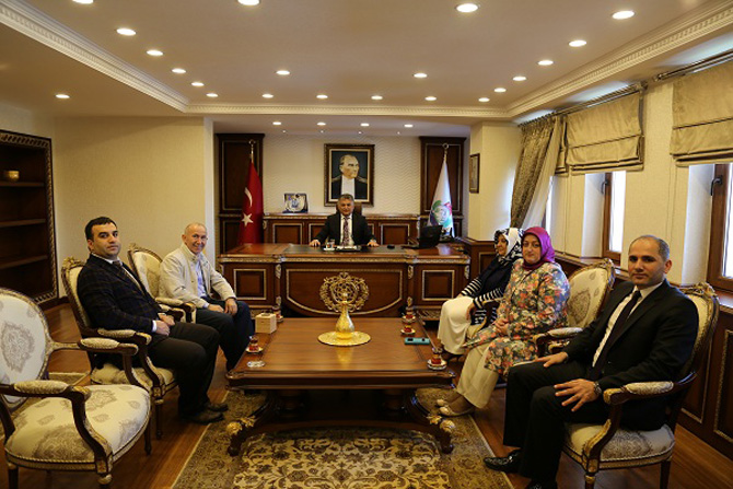 ahmet-simsirgil,-vali-ersin-yazici’yi-makaminda-ziyaret-etti1.jpg ahmet-simsirgil,-vali-ersin-yazici’yi-makaminda-ziyaret-etti1.jpg