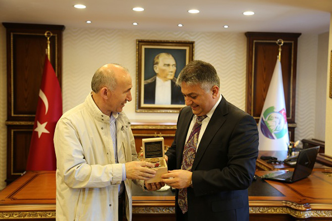 ahmet-simsirgil,-vali-ersin-yazici’yi-makaminda-ziyaret-etti4.jpg ahmet-simsirgil,-vali-ersin-yazici’yi-makaminda-ziyaret-etti4.jpg