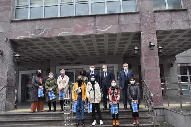 aile-calisma-ve-sosyal-hizmetler-rize-il-mudurlugu-bunyesindeki-sevgi-evlerinde-kalan-cocuklar-rize-barosunu-ziyaret-ederek-baro-baskani-av.-umit-pece-nezdinde-avukatlarin-5-nisan-avukatlar-gunu’nu-kutladi-(1).jpg
