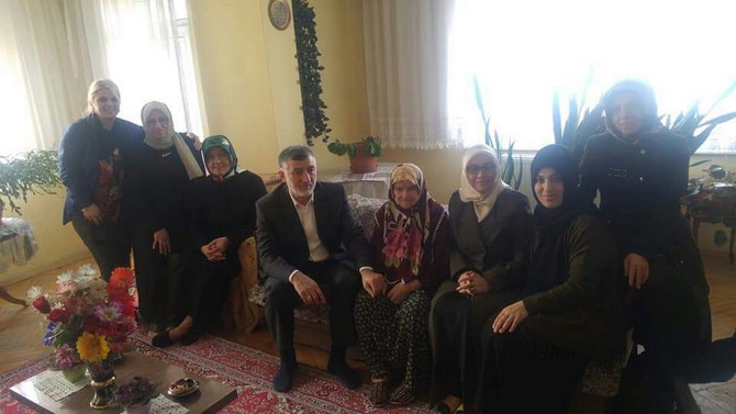 ak-parti’den-yaslilara-anlamli-ziyaret-(1).jpg
