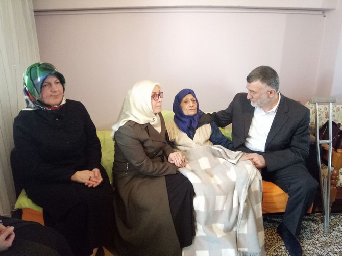 ak-parti’den-yaslilara-anlamli-ziyaret-(2)-001.jpg