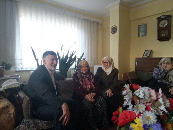 ak-parti’den-yaslilara-anlamli-ziyaret-(4).jpg
