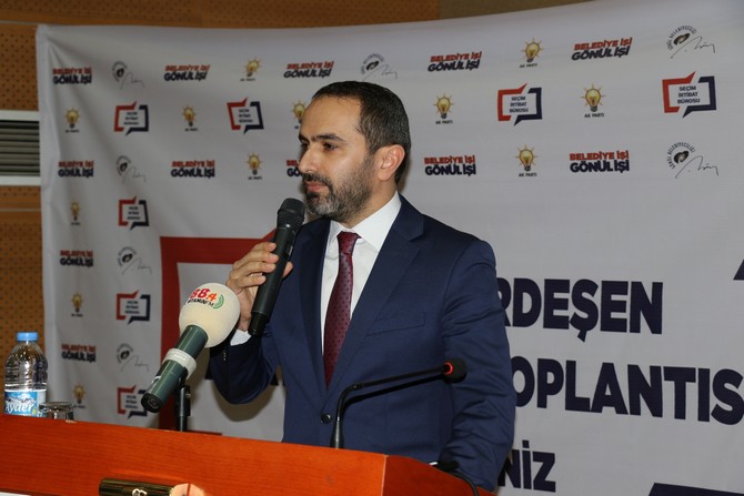 ak-parti-ardesen-ilce-baskanligi-tarafindan-31-mart-yerel-secimleri-oncesinde-yogun-bir-katilimla-aday-tanitim-toplantisi-duzenlendi-(9).jpg