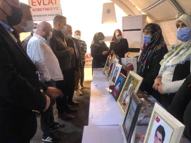 ak-parti-cayeli-ilce-baskan-ishak-karahan-diyarbakir-hdp-il-baskanligi-onunde-evlat-nobeti-tutan-diyarbakir-annelerine-ziyarette-bulundu-2.jpg
