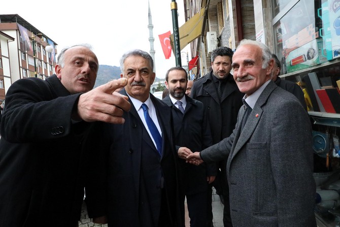 ak-parti-genel-baskan-yardimcisi-hayati-yazici,-secim-calismalari-icin-geldigi-guneysu-ilcesinde-esnafi-ziyaret-etti,-vatandaslarla-bir-araya-geldi-(3).jpg