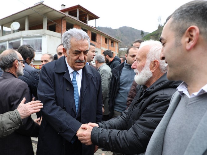 ak-parti-genel-baskan-yardimcisi-hayati-yazici,-secim-calismalari-kapsaminda-cayeli-ilcesine-bagli-asiklar-koyunde-vatandaslarla-bir-araya-geldi-(1).jpg