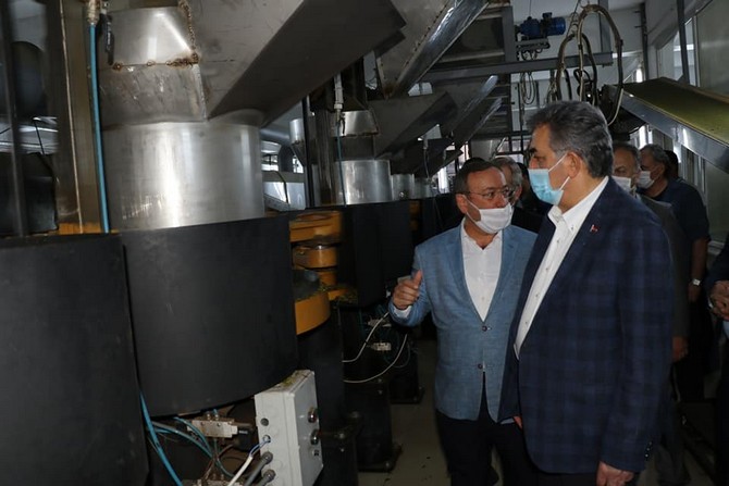 ak-parti-genel-baskan-yardimcisi-ve-rize-milletvekili-hayati-yazici,--caykur’un-organik-siyah-ve-yesil-cay-uretimi-yaptigi-cumhuriyet-cay-fabrikasini-gezdi-(1).jpg