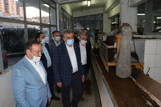 ak-parti-genel-baskan-yardimcisi-ve-rize-milletvekili-hayati-yazici,--caykur’un-organik-siyah-ve-yesil-cay-uretimi-yaptigi-cumhuriyet-cay-fabrikasini-gezdi-(3).jpg