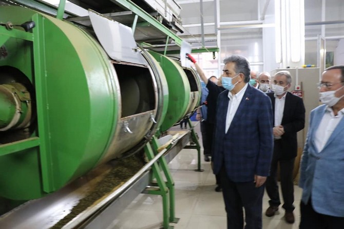 ak-parti-genel-baskan-yardimcisi-ve-rize-milletvekili-hayati-yazici,--caykur’un-organik-siyah-ve-yesil-cay-uretimi-yaptigi-cumhuriyet-cay-fabrikasini-gezdi-(9).jpg