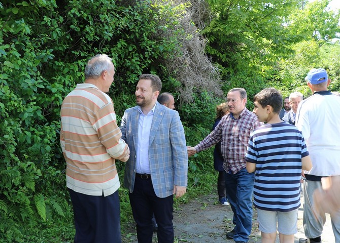 ak-parti-genel-baskan-yardimcisi-ve-rize-milletvekili-muhammed-avci,-caykur-genel-mudur-vekili-yusuf-ziya-alim-ile-birlikte-cay-alim-yerlerinde-incelemelerde-bulundu-(10).jpg