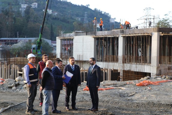 ak-parti-genel-merkez-teskilat-baskan-yardimcisi-muhammed-avci,-rize’de-yapimi-devam-eden-rize-afet-kompleksinde-incelemelerde-bulundu-(6).jpg