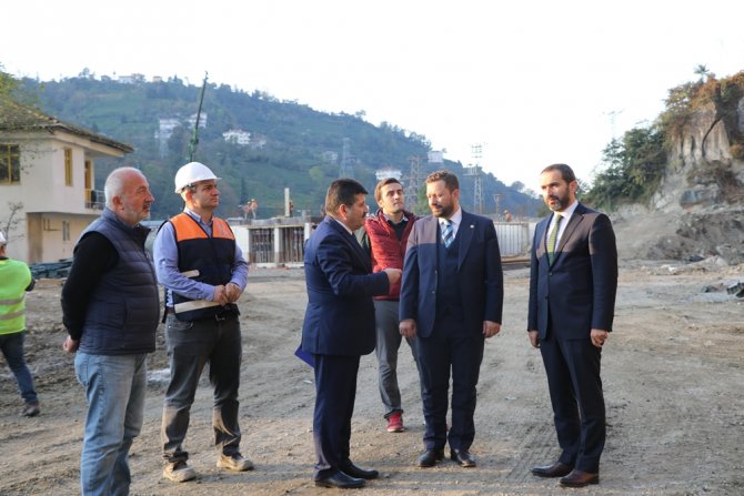 ak-parti-genel-merkez-teskilat-baskan-yardimcisi-muhammed-avci,-rize’de-yapimi-devam-eden-rize-afet-kompleksinde-incelemelerde-bulundu-(7).jpg
