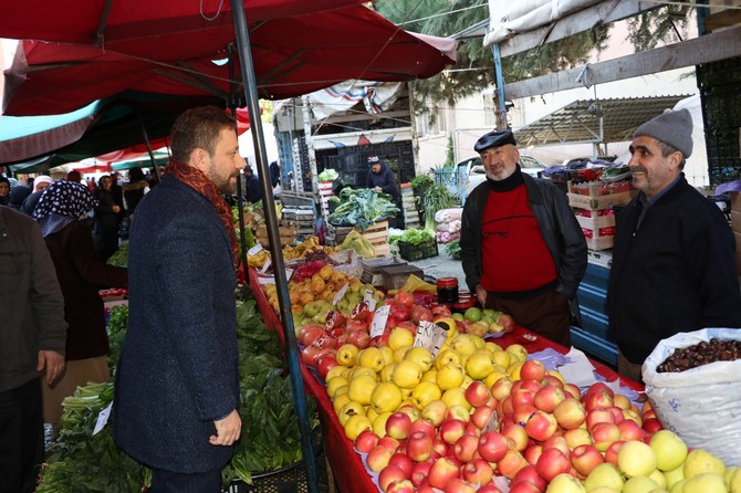 ak-parti-genel-merkez-teskilat-baskan-yardimcisi-ve-rize-milletvekili-muhammed-avci,-rize-merkezdeki-pazar-yeri-esnafini-ziyaret-ederek--pazarcilarla-sohbet-etti-(4).jpg
