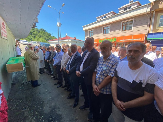 ak-parti-genel-merkez-teskilat-baskan-yardimcisi-ve-rize-milletvekili-muhammed-avcinin-hayatini-kaybeden-amcasi-haydar-avci-rizede-son-yolculuguna-ugurlandi-33.jpg
