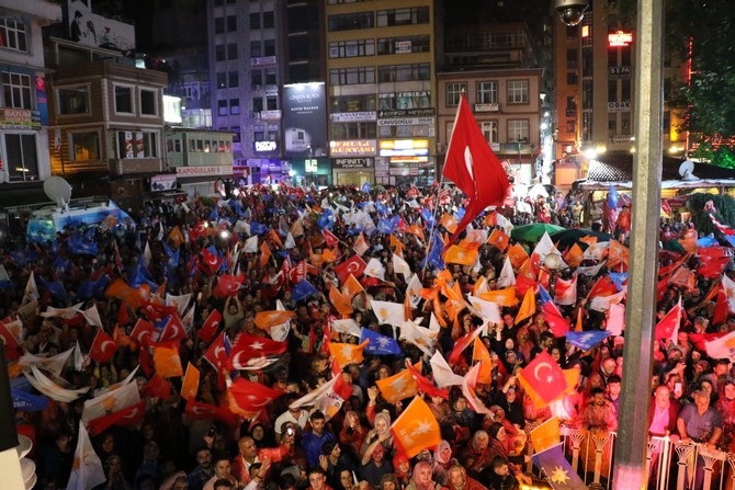 ak-parti-rize’de-3-0,-vatandaslardan-buyuk-kutlama-(12).jpg