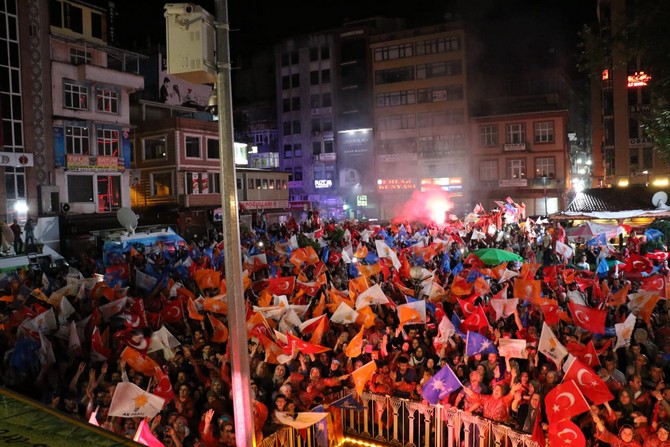 ak-parti-rize’de-3-0,-vatandaslardan-buyuk-kutlama-(4).jpg