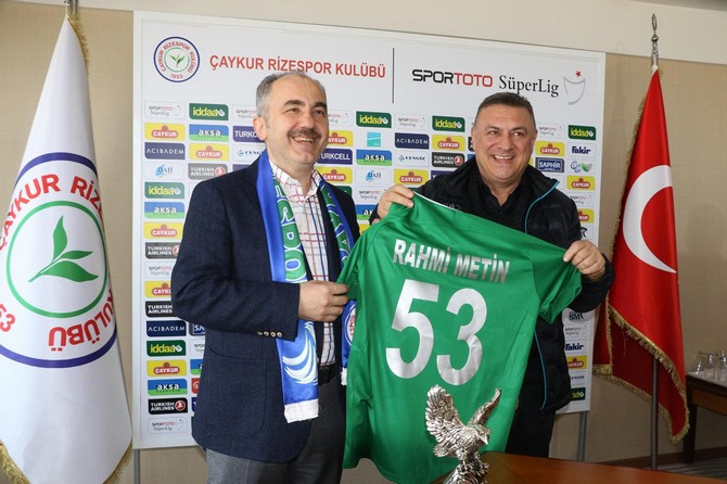 ak-parti-rize-belediye-baskan-adayi-rahmi-metin,-caykur-rizespor-kulubu’nu-ziyaret-ederek-baskan-hasan-kartal-ve-yonetim-kurulu-uyeleriyle-bir-araya-geldi-(3).jpg