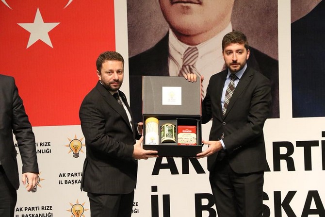 ak-parti-rize-genclik-kollari-teskilatinin-duzenledigi-il-genclik-kollari-danisma-meclisi-toplantisi-ismail-kahraman-kultur-merkezinde-buyuk-bir-coskuyla-gerceklesti-(10).jpg