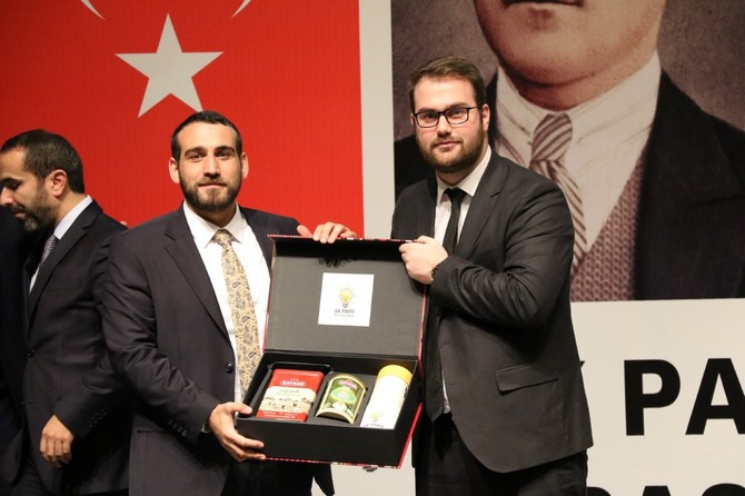 ak-parti-rize-genclik-kollari-teskilatinin-duzenledigi-il-genclik-kollari-danisma-meclisi-toplantisi-ismail-kahraman-kultur-merkezinde-buyuk-bir-coskuyla-gerceklesti-(13).jpg